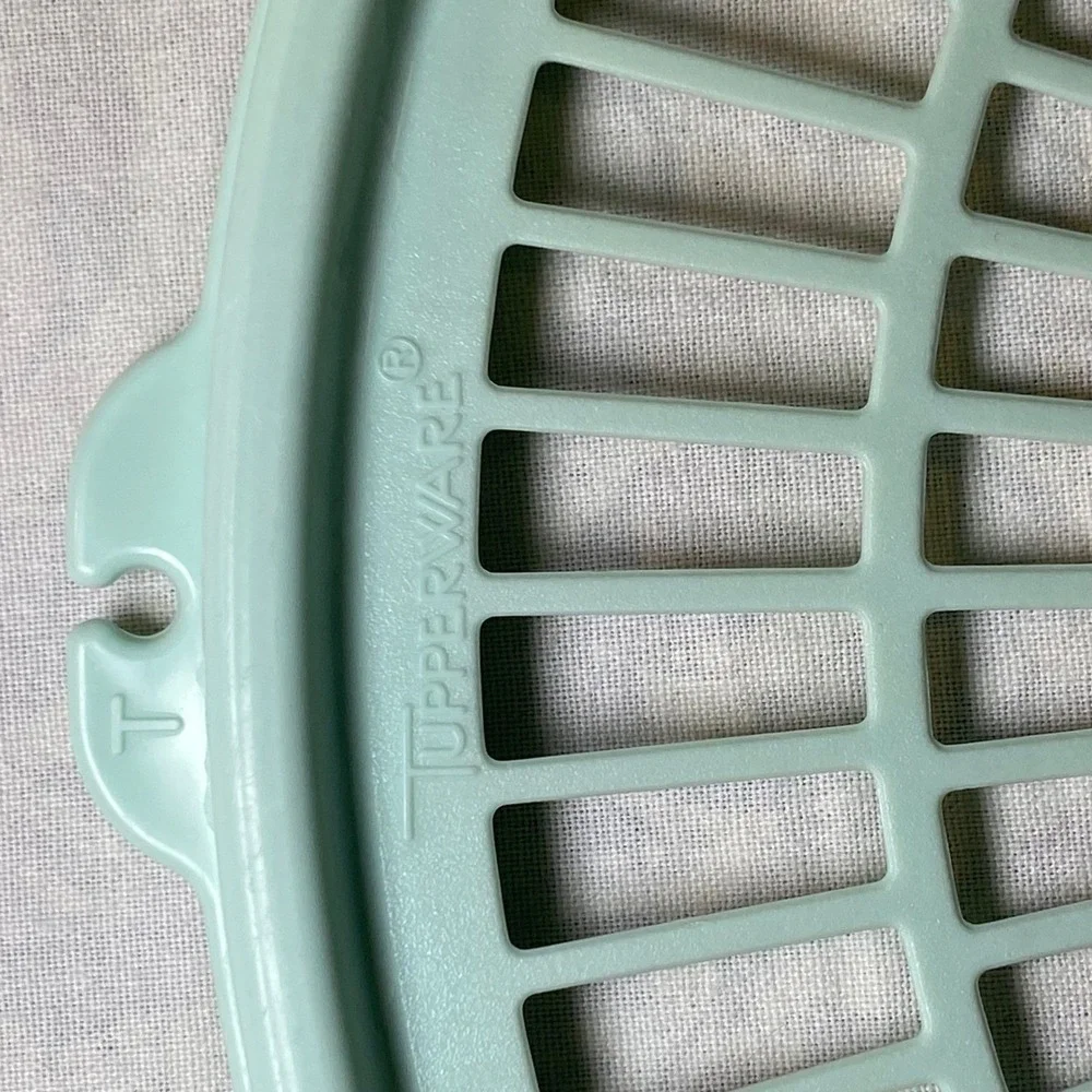 Vintage Tupperware Produce Keeper Crisper Bowl 1835-4‎ w Insert 1836-1